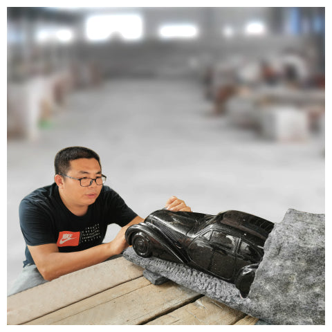 石雕大师工作中